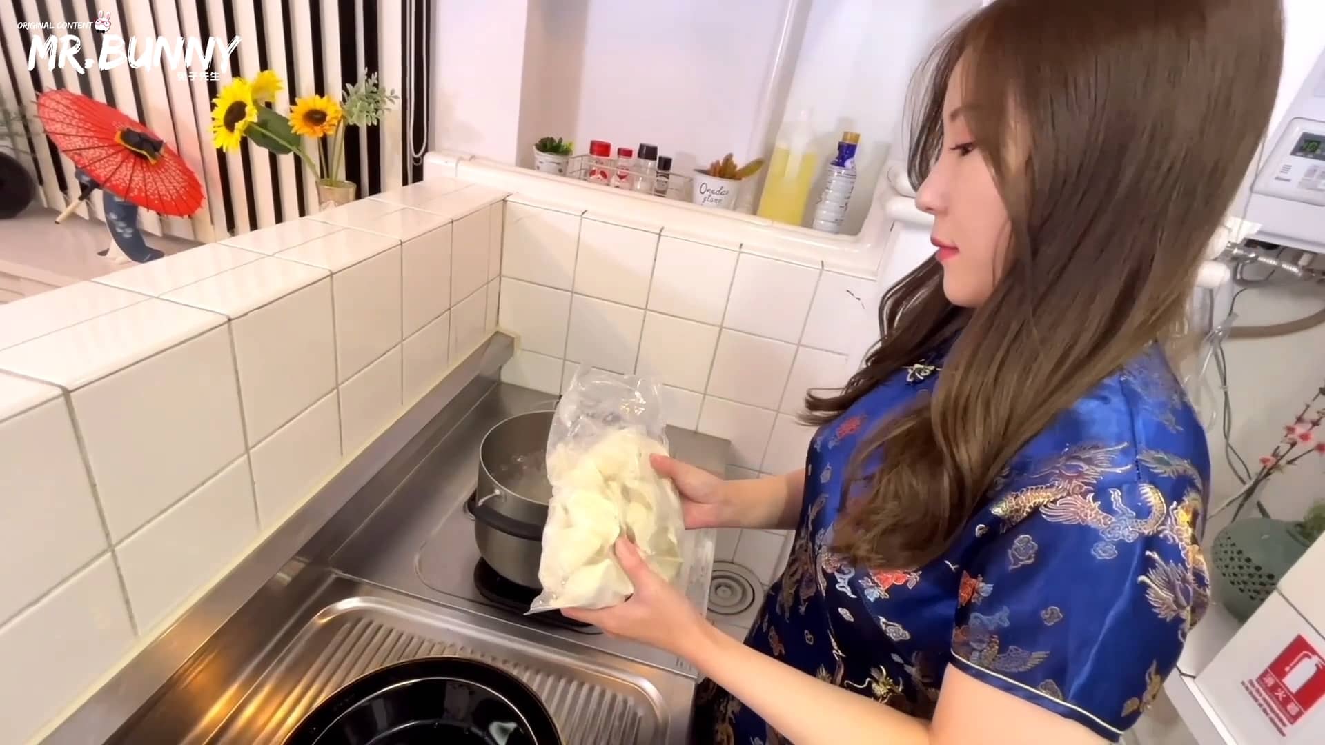 Girl at the yummy table screenshot 1