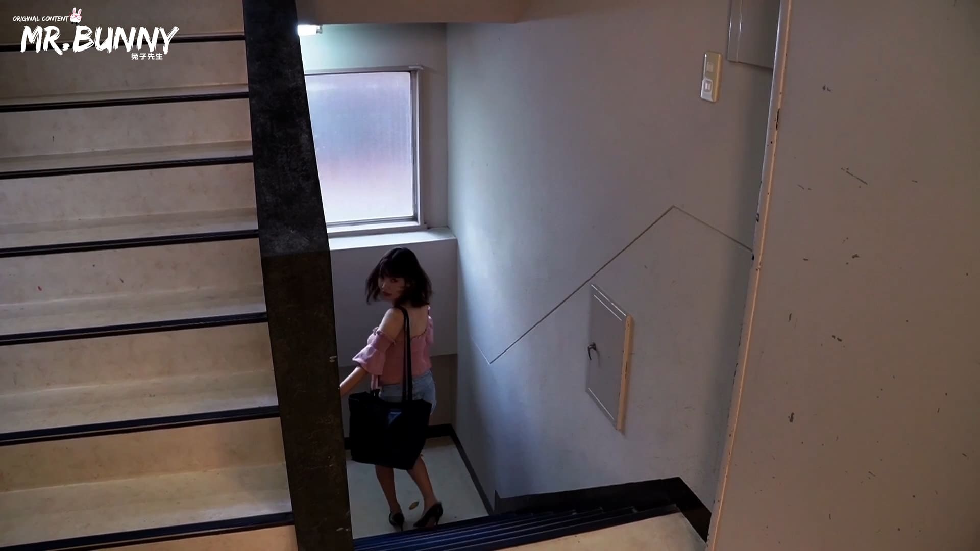 A young woman molested in restaurant screenshot 3